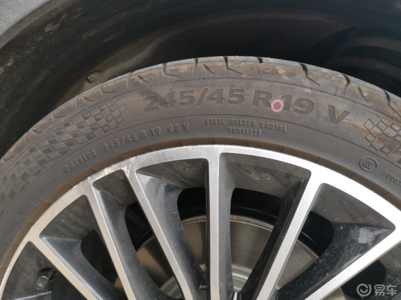 比亚迪汉ev轮胎介绍比亚迪汉ev全系搭载了19寸轮毂,其中豪华,尊贵