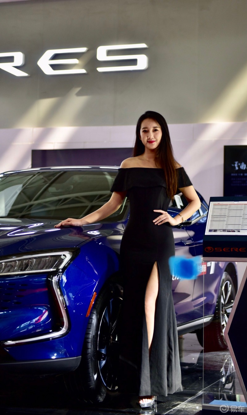 周一常规项目来了,看美女猜车咯!照片是我参加烟台本地车展时拍傻的