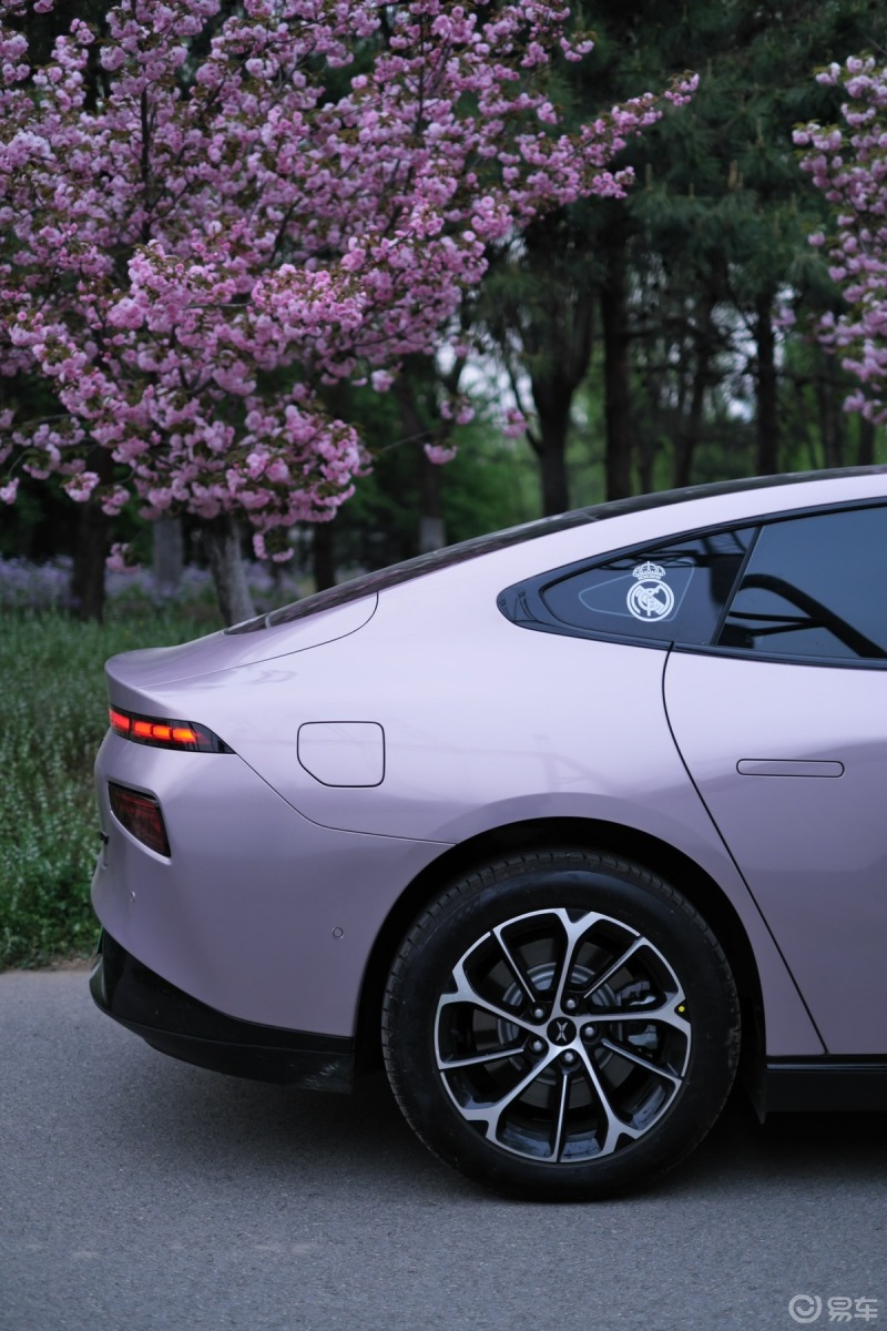 选择p7的理由选择小鹏p7,最最重要的一点应该就是漂亮帅气的外观,当然