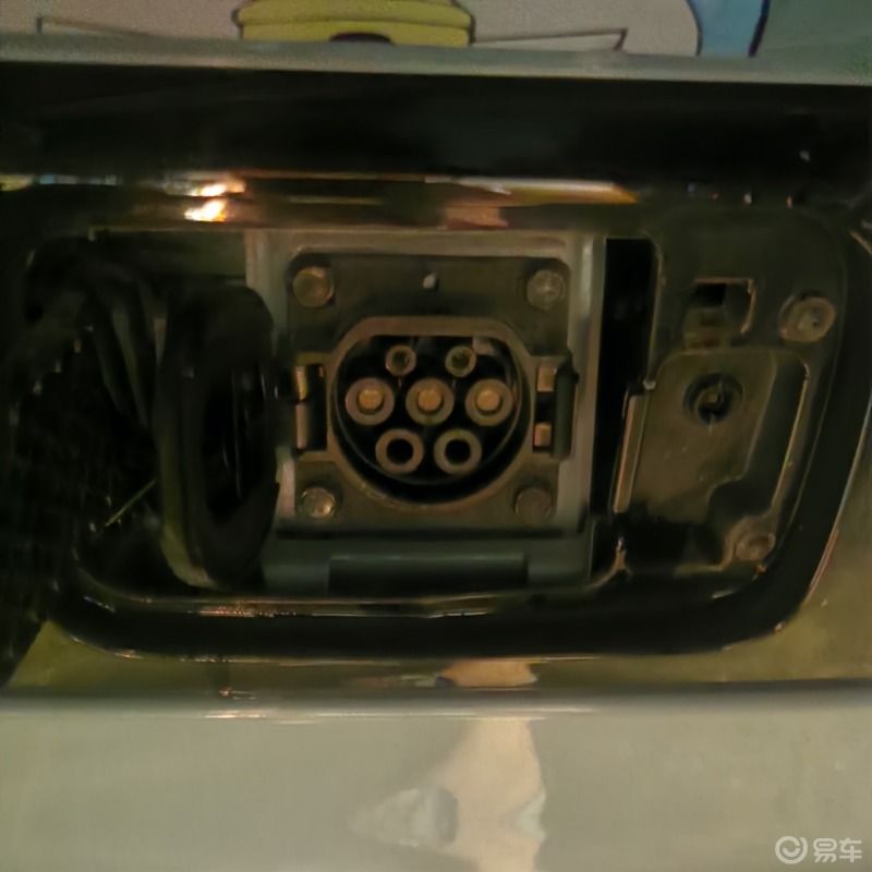 五菱宏光miniev充电操作篇首先关闭电源拔出钥匙,拉紧手刹.