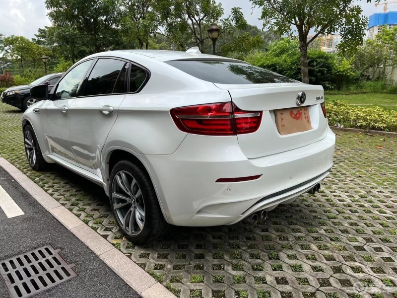 纯15宝马x6m 4.4t 白色 黑内 方灯 五座 无匙进入启动 天窗 三镜头