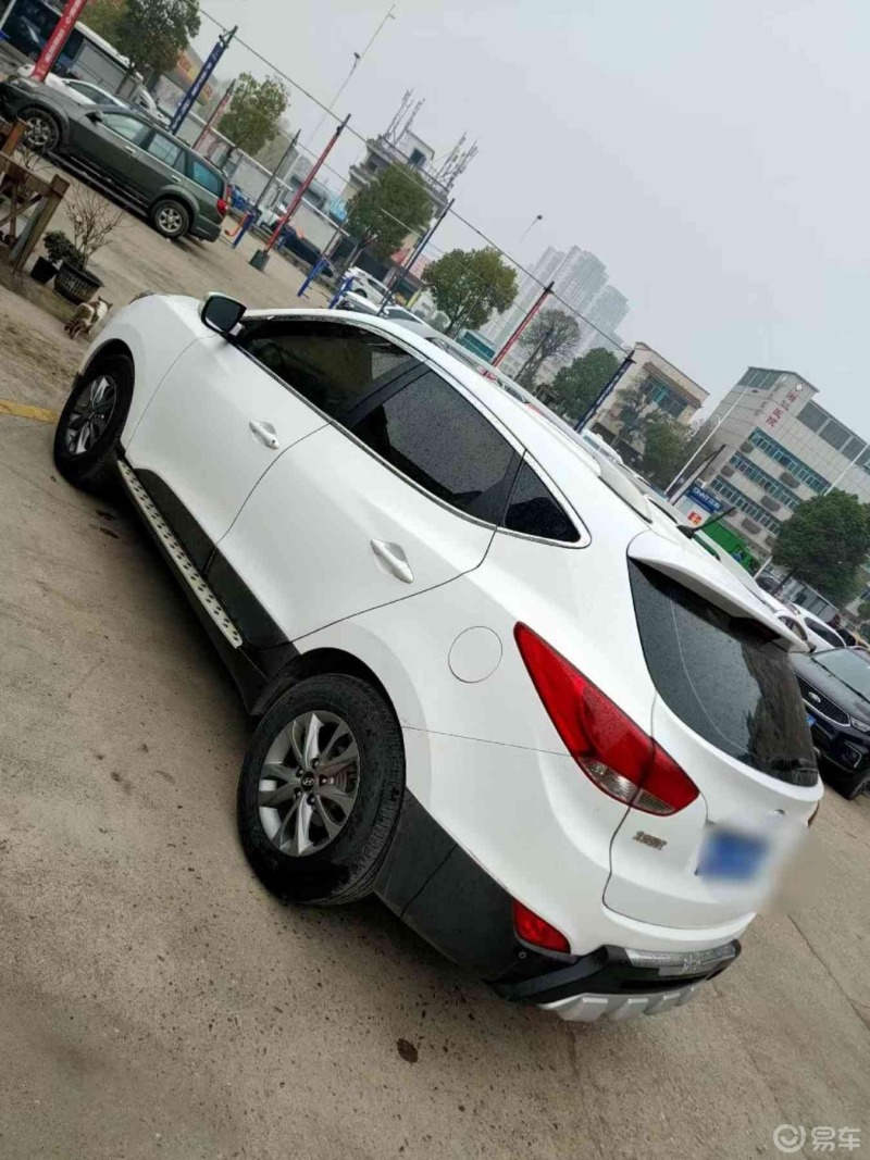 17款  现代ix35  自动 珍珠白  带天窗  导航倒车影像 真皮座椅  后