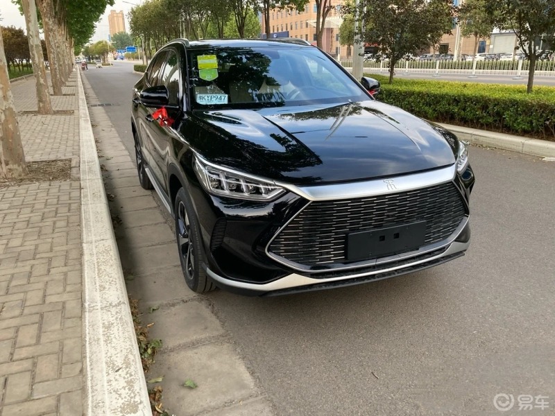 今天遇到了一个黑色的宋plus dmi,太帅啦!