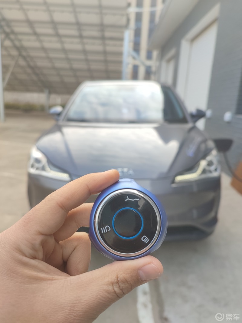 布爸说车哪吒v风火轮钥匙拆装及更换电池方法图解