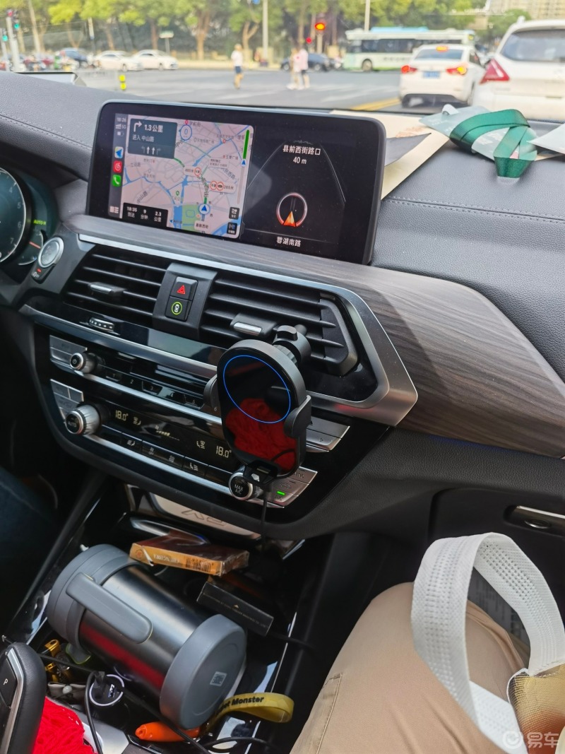 宝马x3中控设计是沿袭家族化风格