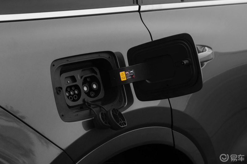 给理想one充电其实操作很简单,按住枪把上的按钮,打开充电口,对着左边