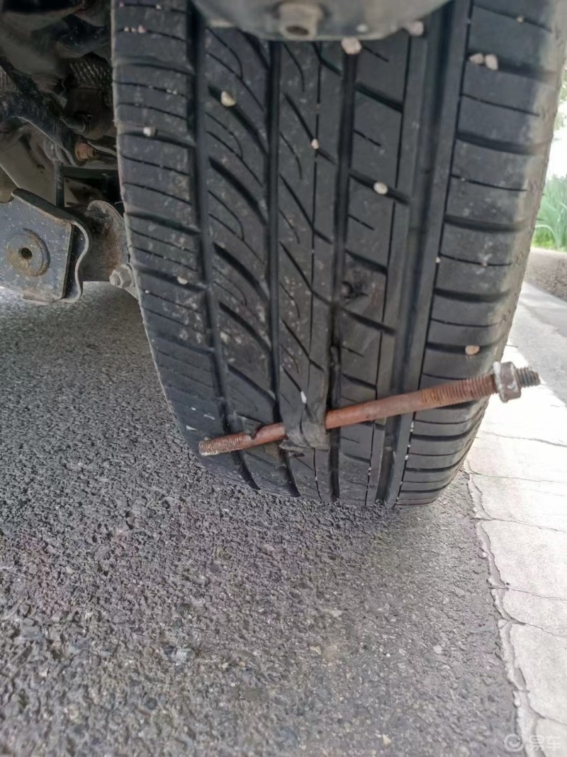 车胎被这么大一个钉子翘破了