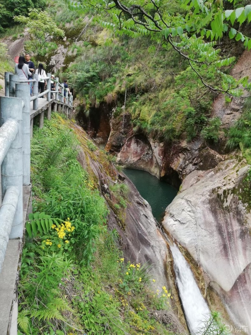 夏季也有天气爽朗的时候,深入山中看看风景还是很舒服的.