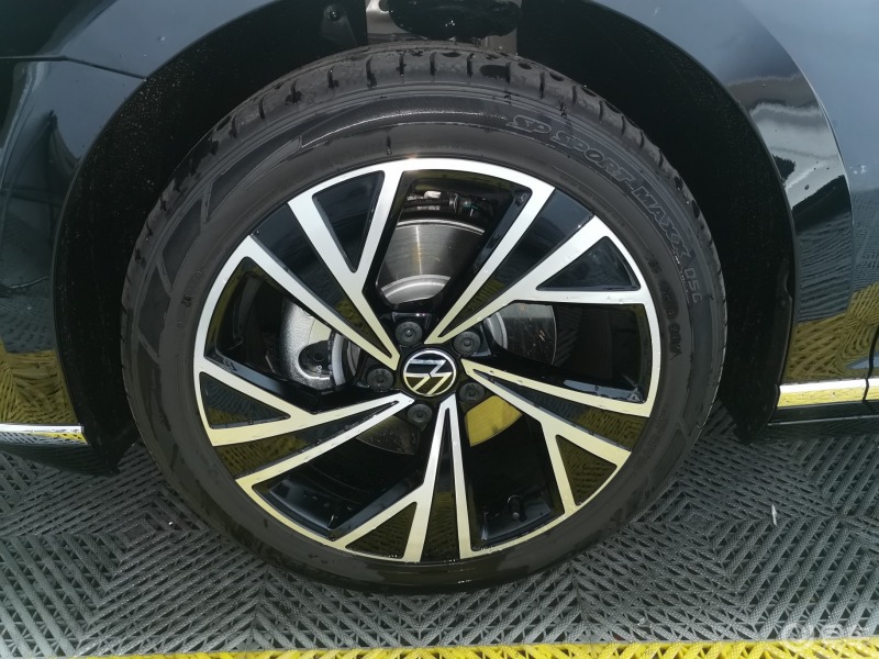 新款迈腾,配置还是可以,但是好像都简配咯,轮毂18寸,但是性价比还是