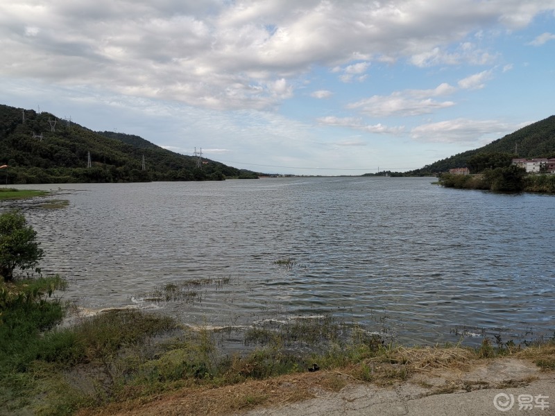 洋溪湖上,碧波荡漾,泛舟点点,游