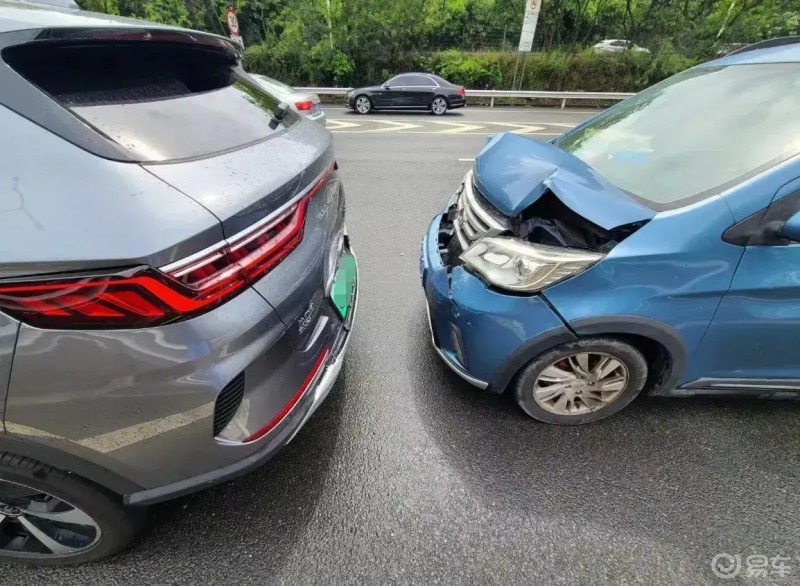 今天隔壁车友群爆出来一个车祸现场.照片显示有