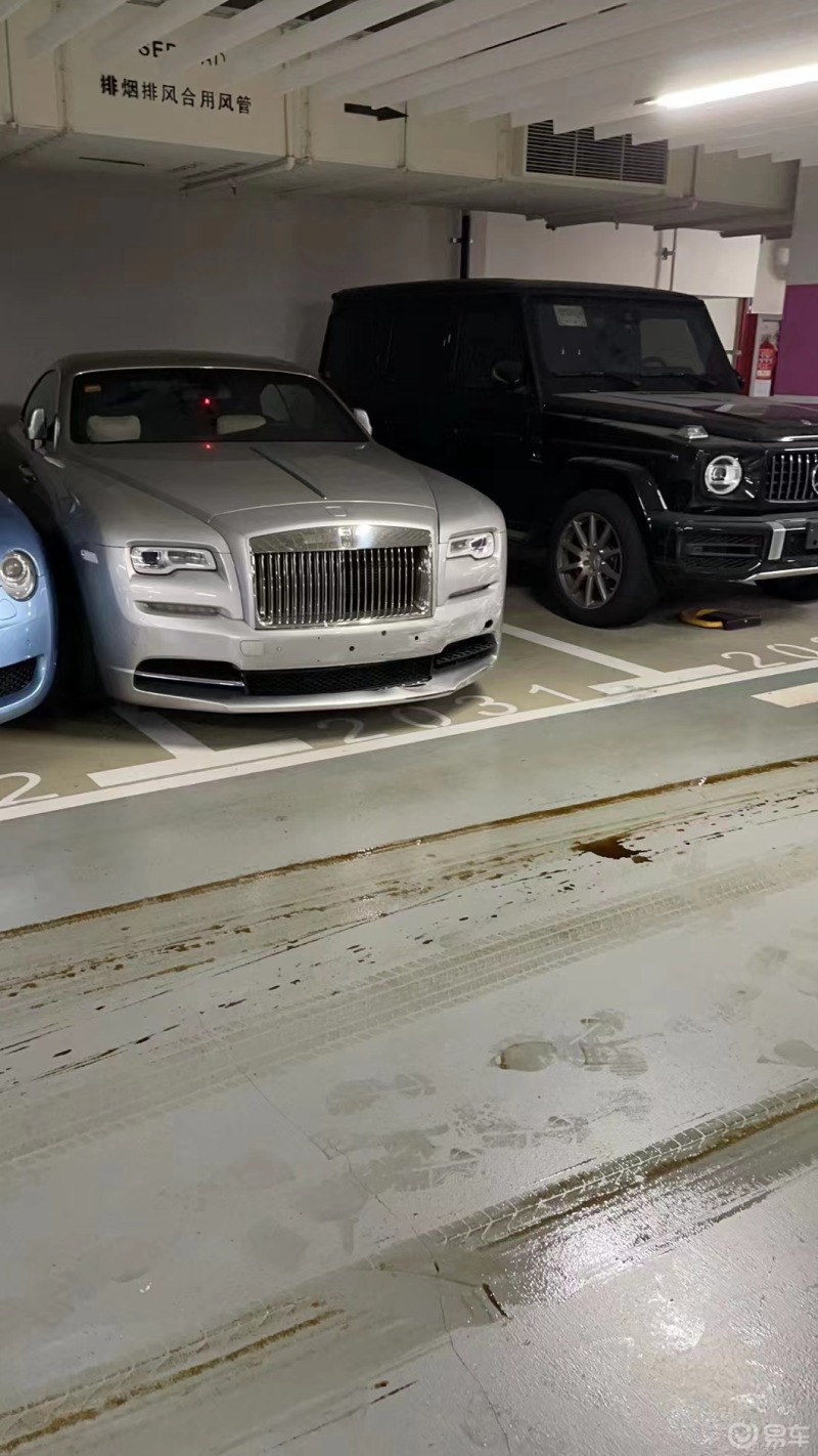 翠湖天地车库多辆豪车被一酒驾男撞了,网传撞了不少豪车,包括rr库里南