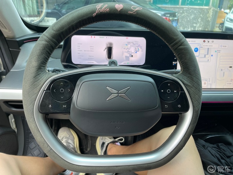 小鹏p7原车的方向盘,是我一直诟病的,虽然号称真皮包裹,但是又细又硬