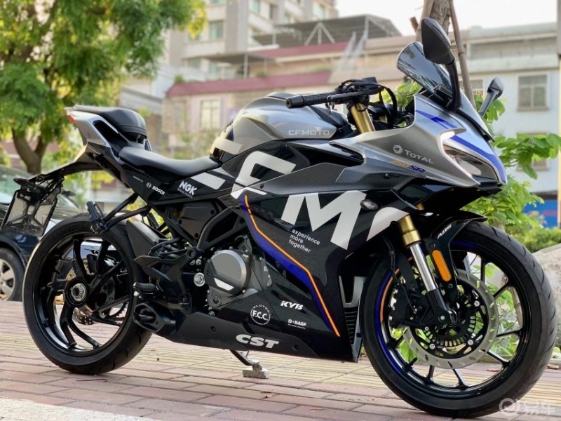 出一辆春风sr250,22年的单摇臂,跑了才1284公里,有牌证,可以提档过户