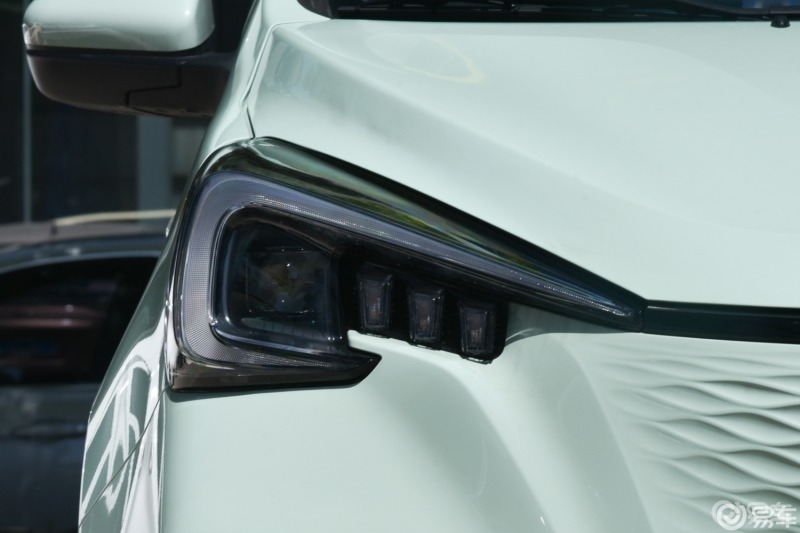 盛夏已至哪吒有你#至于大灯的设计,哪吒v采用的是鹰眼式透镜大 