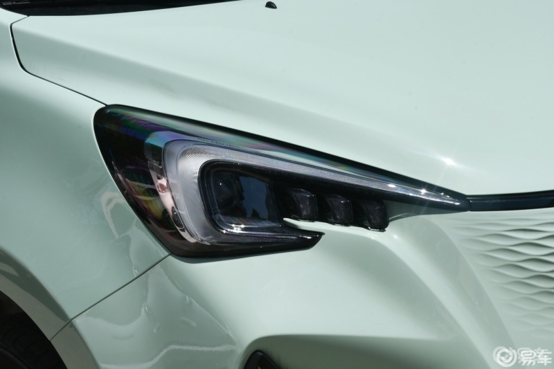 盛夏已至哪吒有你#至于大灯的设计,哪吒v采用的是鹰眼式透镜大 