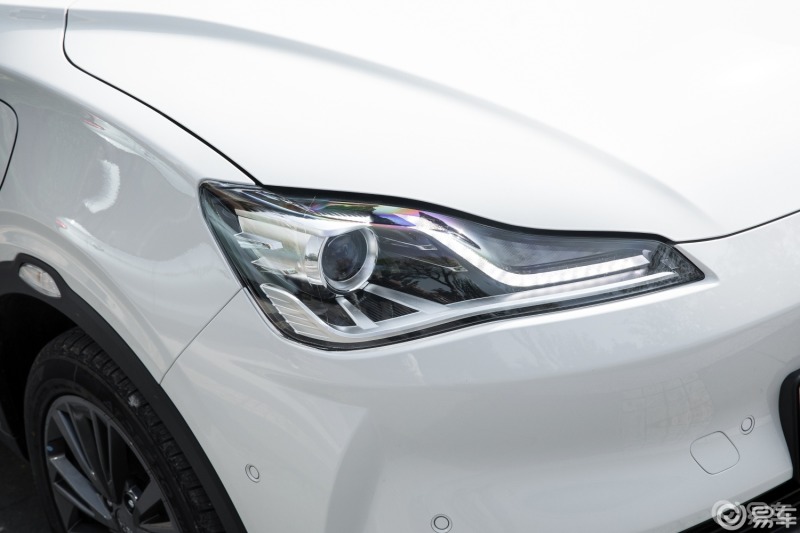 盛夏已至哪吒有你#哪吒v,零跑t03,几何牛横向对比之前大灯.