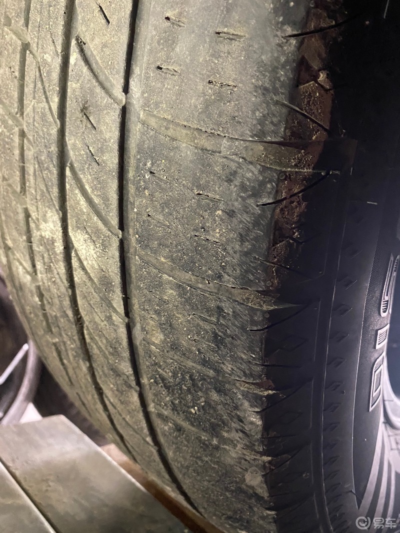 给大家欣赏下乘用炮5千公里轮胎磨损