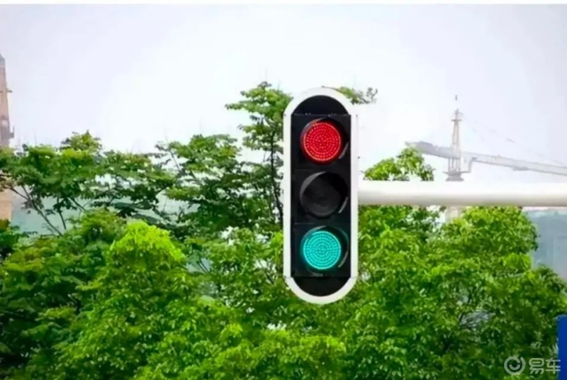 不懂就问(bdjw)# 当红灯和绿灯同时亮,到底该不该通行?