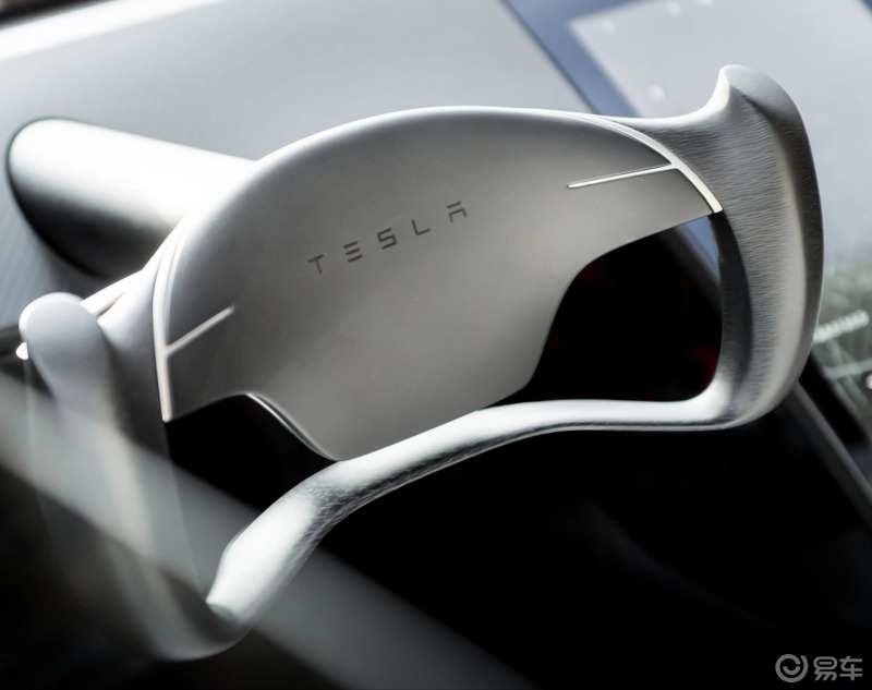 特斯拉的半幅式方向盘真的好用吗?感觉都不能正常转大弯了?