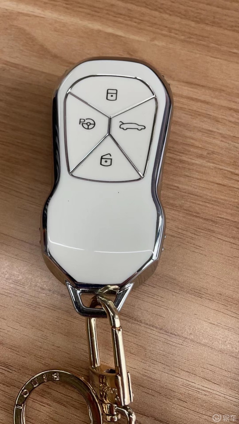 小鹏p7的车钥匙是可以遥控控制车辆的,选择自动泊车,然后选择你要泊入