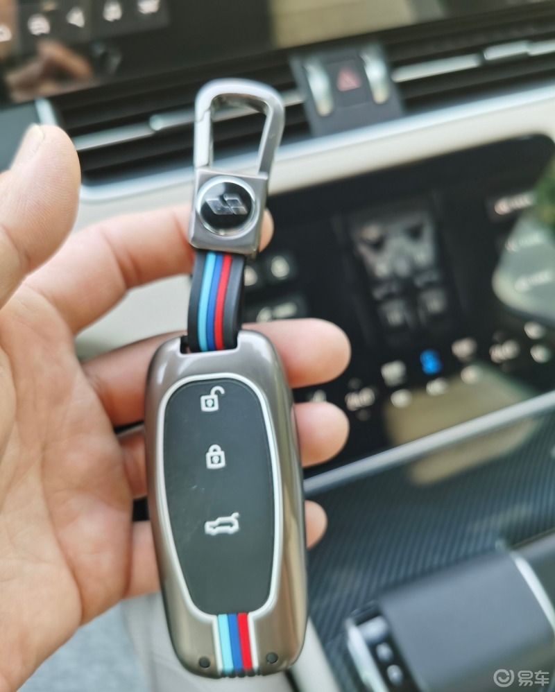 理想中的「ta」# 理想one钥匙实在是太单调了,像个电瓶车钥匙一 ..