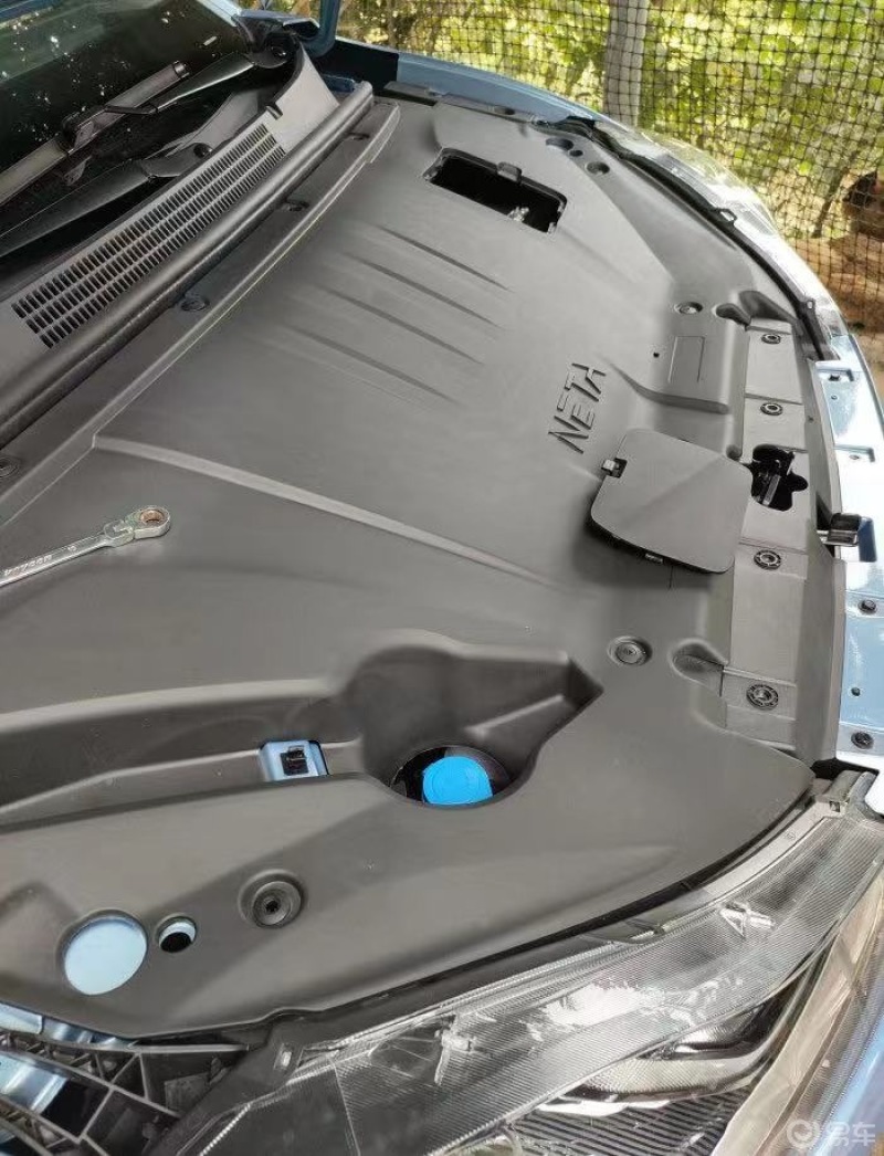 哪吒v的小电瓶在机舱的右上方有个单独的小扣盖,扣开后就能看到小电瓶