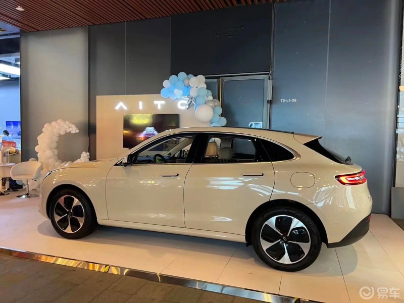 这个颜色太漂亮了吧问界m5ev暖星云见到实车还是比想象中小,比my也是