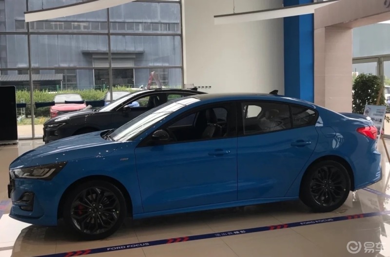 易探新车#    72蓝色的福特福克斯,新款的车型外观延续了欧洲st