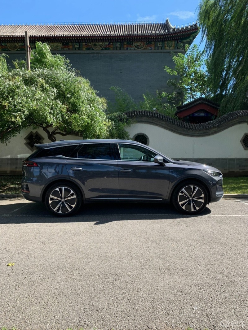 比亚迪唐   悬浮式车顶设计  大气