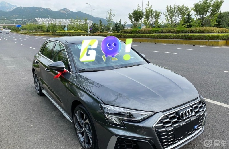 奥迪a3天云灰两厢顶配32天提90