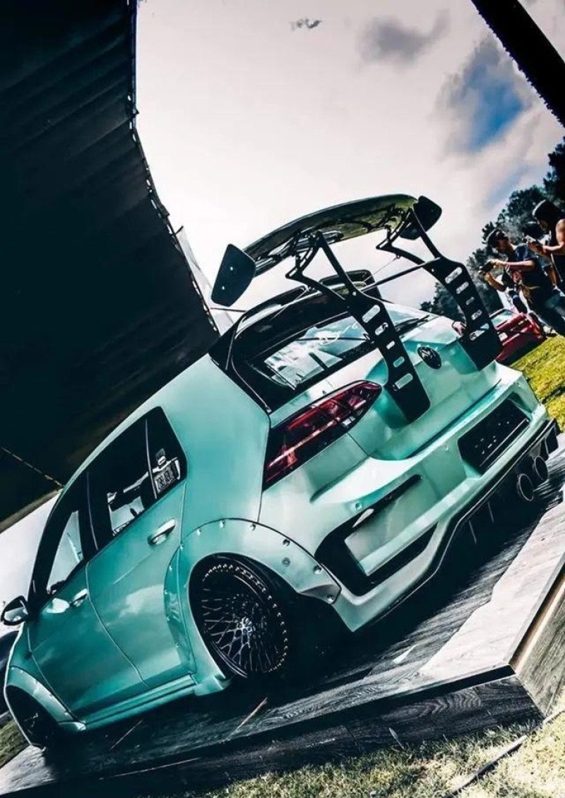 r400套件宽体低趴,这高尔夫7改装够夸张的!