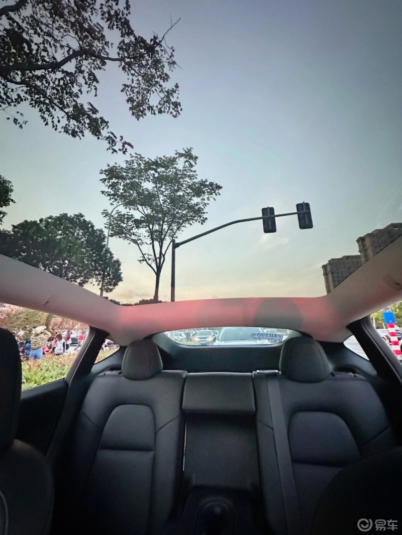 没有横梁的特斯拉全景天窗是这样的!
