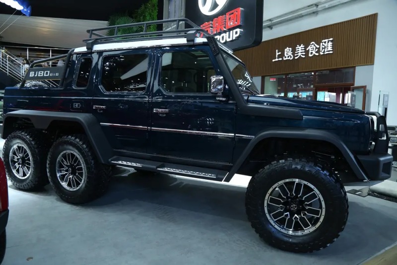国产顶级越野,6轮6驱,性能凶悍.