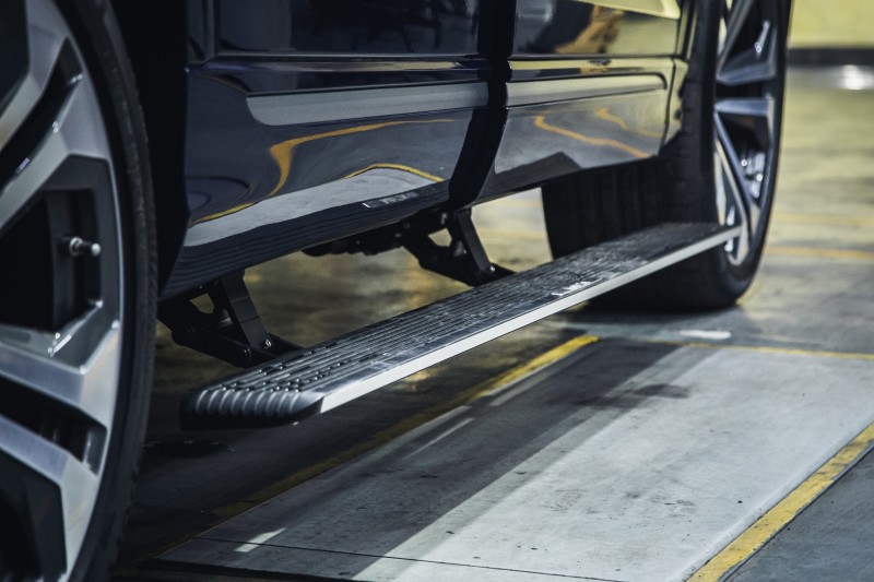 奥迪q8电动伸缩踏板,方便上下车