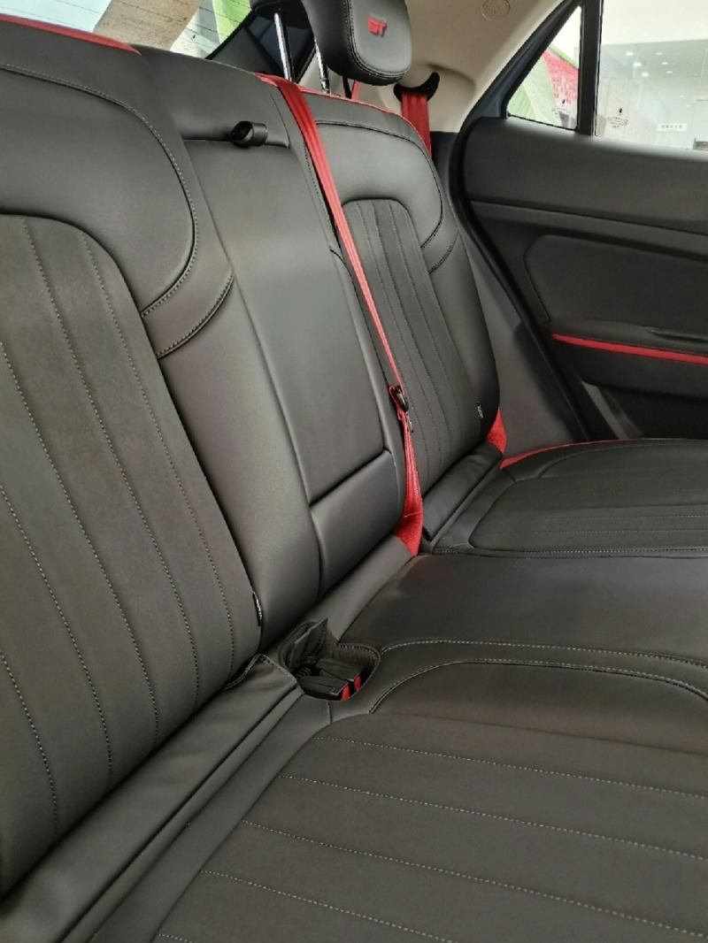 欧拉好猫环抱式的座椅设计