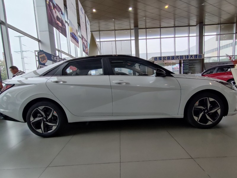 现代伊兰特1.5l尊贵版