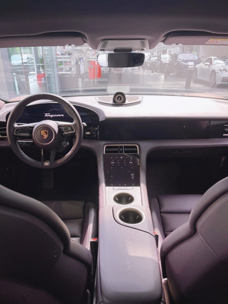 保时捷taycan冰莓粉