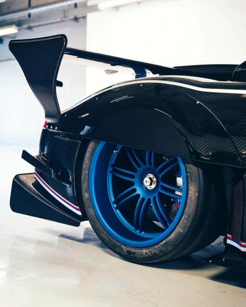 帕加尼zonda r evo v12