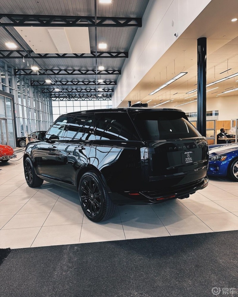 路虎揽胜:黑色漆面高级感十足,浅色内饰更具辨识度