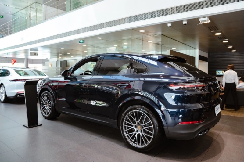 保时捷月光蓝cayenne coupé