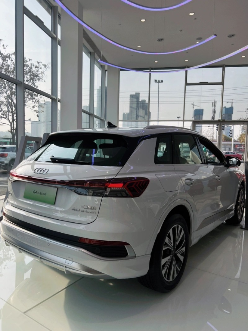 试驾超火的纯电suv奥迪q4冰川白99