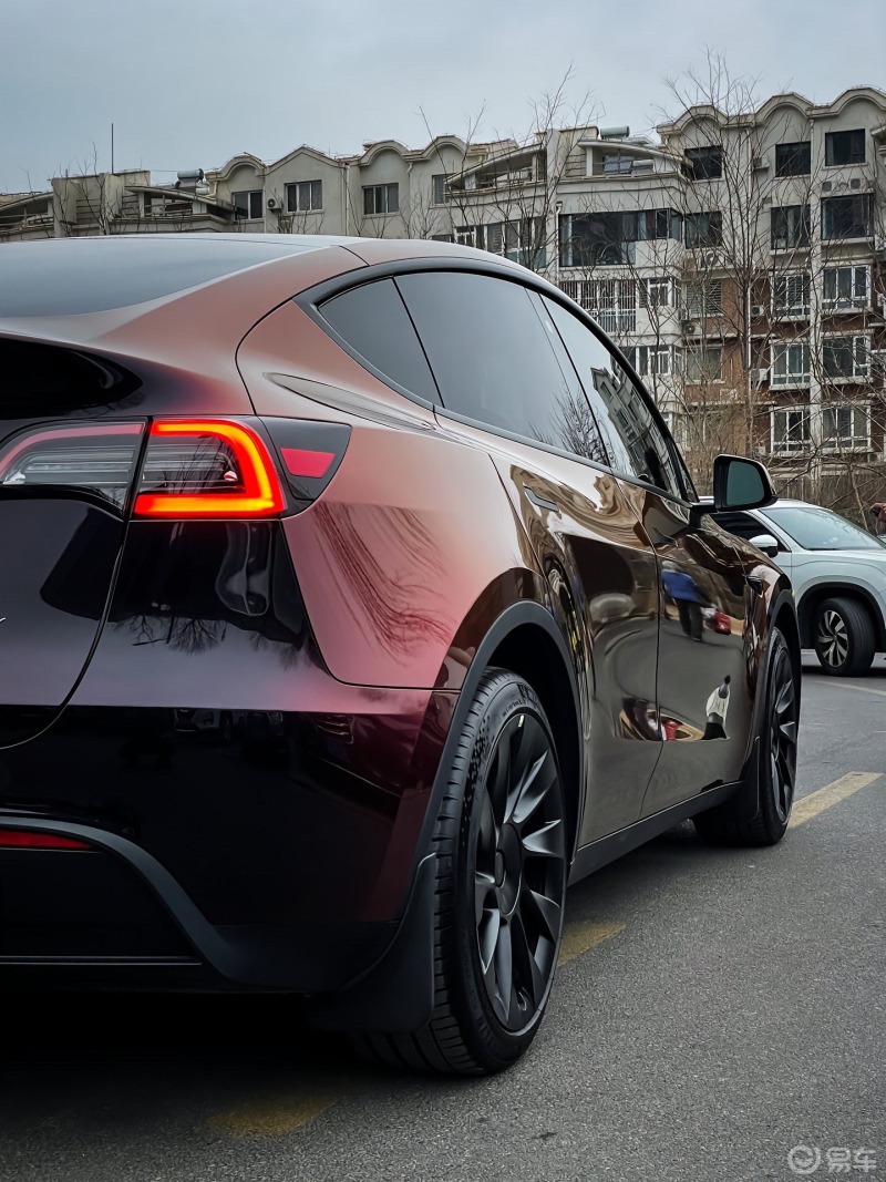特斯拉model y改色流光黑魅红