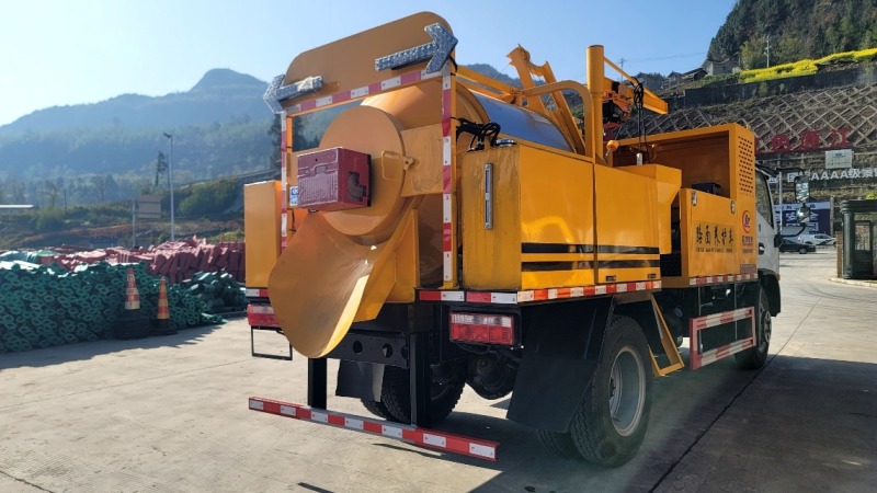 高速公路专用沥青路面养护车