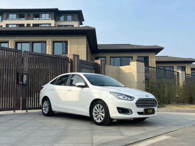 17年福特福睿斯  1.5l自动挡带天窗