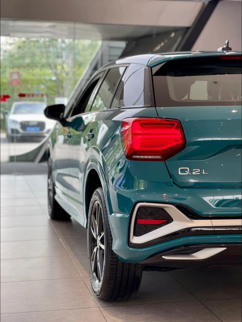 奥迪q2l凯拉什蓝  回头率超高