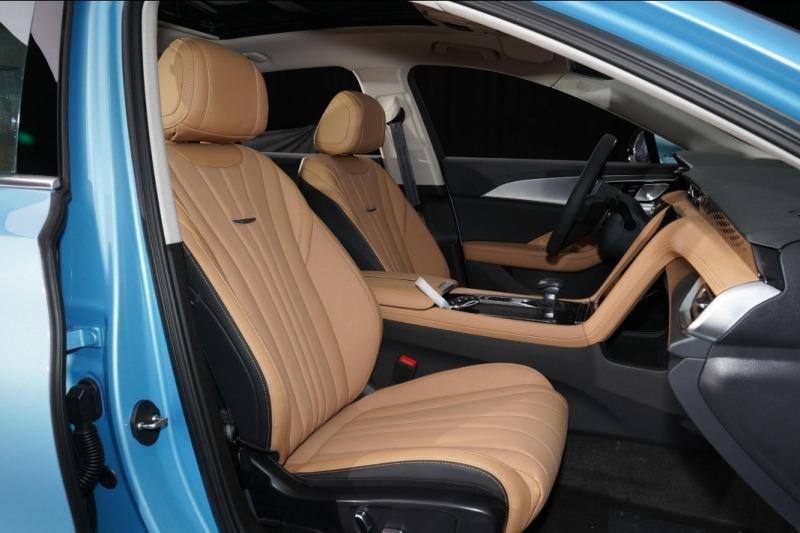 空间大动力也不错的中型轿车红旗h5