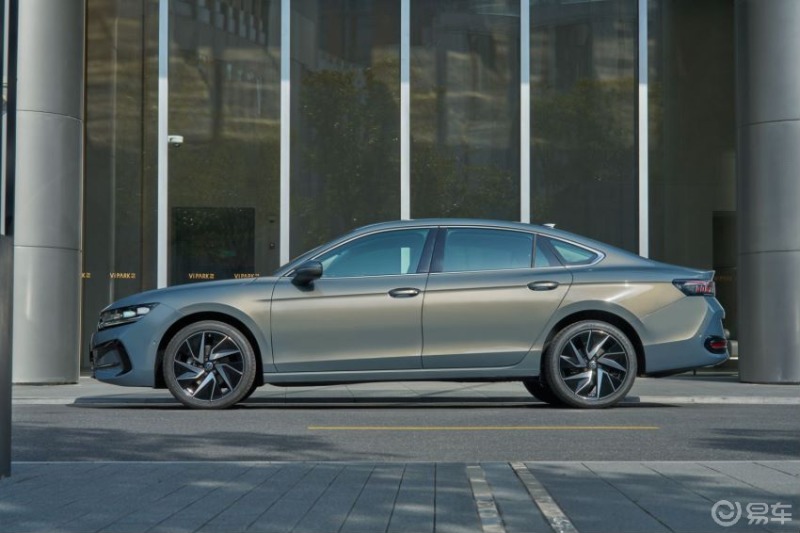 新迈腾实车挺帅,像凌渡适合年轻人,副驾带屏幕,入门新型号1.5t