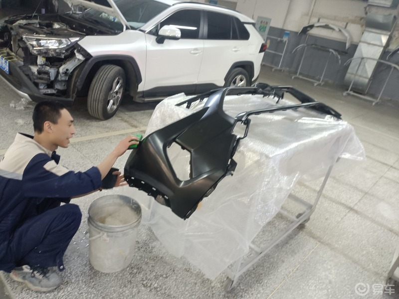 荣放前保险杠凹陷修复