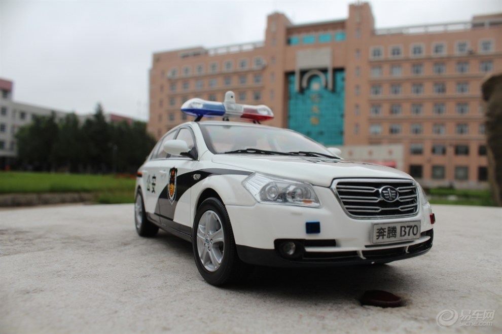 【巴洛克汽车模型俱乐部】清晨校园外拍奔腾b70警车